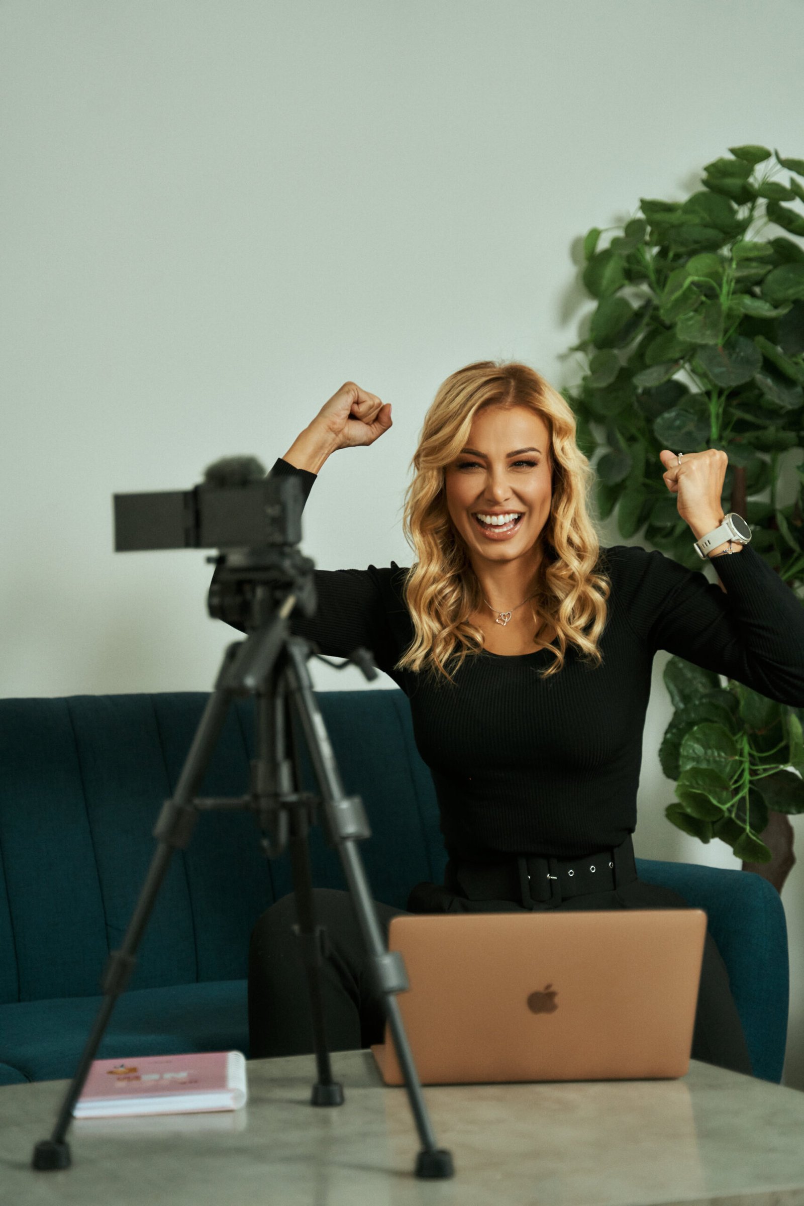 Nataša 
  Hartweger za laptopom snima kurs nemačkog jezika